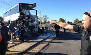 Le bus à l'impérial après une collision avec un train à Ottawa, Canada, le 18 septembre 2013.