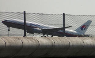 Une image prise du décollage du vol MH17 de la Malaysia Airlines alors qu'il quitte l'aéroport international de Schiphol d'Amsterdam aux Pays-Bas le 17 juillet 2014