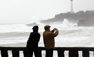 Des promeneurs lors d'une grande marée, le 3 mars 2014 à Biarritz.