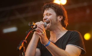 Bertrand Cantat en concert, aux Eurockéennes de Belfort, le 29 juin 2012.