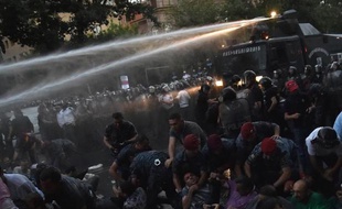 La police anti-émeutes disperse des manifestants avec des canons à eau à Erevan, le 23 juin 2015