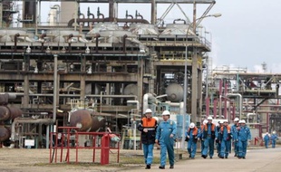 Le tribunal de commerce de Rouen qui devait statuer mardi sur le sort de la raffinerie Petroplus de Petit-Couronne (Seine-Maritime) a repoussé sa décision et décidé de rouvrir les débats le 16 octobre, a-t-on appris lundi auprès de l'Intersyndicale CGT-CFDT-CFE/CGC.
