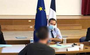 Aurélien Taquet, lors de sa visite à l'hôpital Marchant de Toulouse, pour évoquer la campagne de sensibilisation du dispositif STOP (Service téléphonique d'orientation et de prévention).