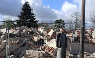 Un réfugié syrien devant les ruines de la maison qu'il occupait aux Izards.