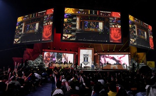 Les équipes "Fnatic" et "FunPlus Phoenix" lors du quart de finale des Mondiaux du jeu vidéo League of Legends au Palacio de Vistalegre à Madrid, en Espagne le 26 octobre 2019