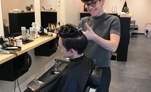 Chez Holy Cut, les tarifs pour les hommes et les femmes sont les mêmes.