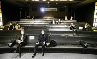 Le 26 avril 2021, une partie des nommés aux Oscars assistent à la cérémonie depuis une salle de projection à Paris.