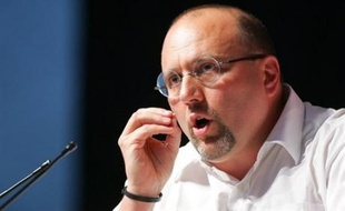 Julien Dray, qui souhaite succéder à François Hollande à la direction du PS après le congrès de Reims fin 2008, a déclaré lundi que "ce serait bien qu'un élu de banlieue" comme lui dirige cette formation.