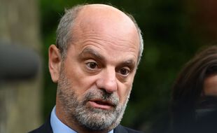 Le ministre de l'Éducation Jean-Michel Blanquer a fait polémique en suggérant que l'allocation de rentrée était parfois utilisée pour acheter des écrans plats plutôt que des fournitures scolaires.