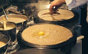 La préparation d'une galette au Breizh Café Odéon