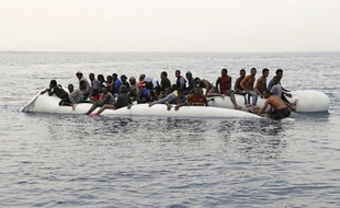 Des migrants attendent d'être sauvés d'un naufrage au large de la ville côtière libyenne de Zawiyah.