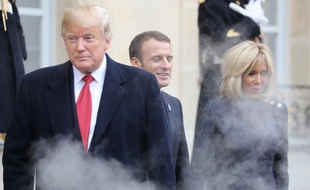 Donald Trump, Emmanuel et Brigitte Macron derrière l'écran de fumée, à l'Elysée le 10 novembre 2018.