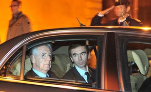 Mario Monti (à gauche) quitte le palais du Quirinal quelques minutes après avoir été nommé Premier ministre par le président italien Giorgio Napolitano, dimanche 13 novembre 2011.