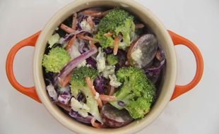 Une bonne salade de brocolis permettrait de réduire les risques de développer un diabète (illustration).
