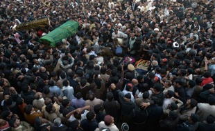Les talibans pakistanais ont revendiqué jeudi la majorité des attentats ayant fait au moins 36 morts et des dizaines de blessés depuis mercredi à travers le Pakistan qui accueille un sommet réunissant huit nations musulmanes émergentes.