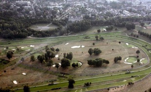 Un rapport d'expertise, demandé par Bercy sur la vente controversée de l'hippodrome de Compiègne en mars 2010, a rendu mardi des conclusions favorables à l'ancien ministre du budget Eric Woerth qui reste toujours visé par une enquête de la Cour de Justice de la République.