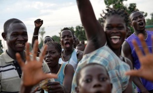 Des centrafricains à Bangui lors du passage d'un convoi de soldats tchadiens le 4 avril 2014