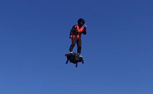 Le Flyboard Air peut atteindre la vitesse de 150 km/h.