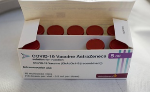 Une boite avec des doses du vaccin d'AstraZeneca.