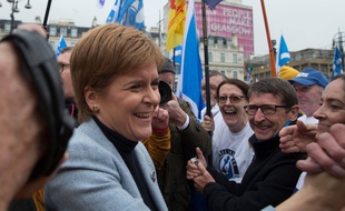 La Première ministre écossaise, Nicola Sturgeon, devant des milliers de manifestants rassemblés à Glasgow samedi 2 novembre 2019 pour exiger un nouveau référendum sur l'indépendance de l'Ecosse.