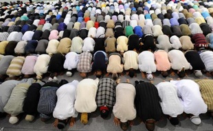 Des fidèles prient dans la Grande Mosquée of Strasbourg le 1er août 2011