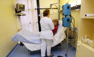 Une infirmière installe une perfusion à une patiente avant une séance de chimiothérapie, le 17 Janvier 2007 au centre hospitalier Oscar Lambret de Lille.