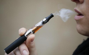 Une personne fume une cigarette électronique