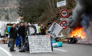 Entre 150 et 200 travailleurs frontaliers, selon la gendarmerie et les organisateurs, ont bloqué vendredi les postes frontières franco-suisses dans le Doubs, pour réclamer le maintien du droit de choisir entre Sécurité sociale ou assurance privée.