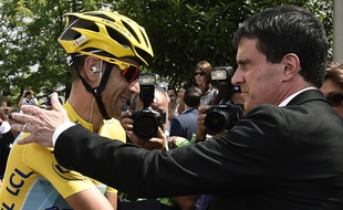 Manuel Valls félicité le vainqueur du Tour de France 2014 à Evry le 27 juillet 2014