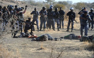 La société minière Lonmin a sommé dimanche les grévistes de Marikana de reprendre le travail lundi matin, sous peine de "possibles licenciements", trois jours après la fusillade qui a fait 34 morts sur ce site d'extraction de platine.