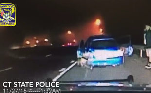 Lors d'un contrôle de police, dans le Connecticut, une voiture percute violemment la voiture des personnes contrôlées. Une vidéo filmée en novembre 2015 depuis le véhicule de police.