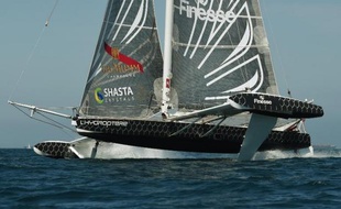 L'Hydroptère d'Alain Thébault quitte le port de San Pedro à Los Angeles pour rejoindre Honolulu et tenter de battre le record sur cette traversée le 22 juin 2015