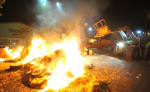 Des producteurs de lait ont pulvérisé de la paille sur les grilles de la coopérative Sodiaal au Mans, dans la Sarthe, avant d'y mettre le feu, dans la nuit du 11 au 12 juillet 2016