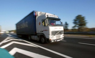 Une majorité de Français se prononce pour l'abrogation ou l'adaptation de l'écotaxe, qui doit entrer en vigueur le 1er janvier prochain et est jugée pénalisante pour les acteurs du transport routier, selon un sondage Tilder-LCI-OpinionWay jeudi.