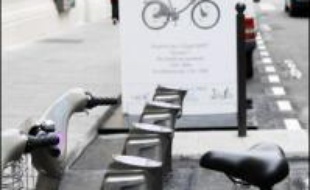 Vélib' c'est parti: la mairie de Paris a lancé mercredi la campagne d'information sur le vélo en libre service qui sera proposé aux Parisiens à partir du 15 juillet, ouvrant les premières bornes de démonstration, une dans chacun des 20 arrondissements de la capitale.