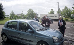 Daniel Monnier, le candidat du Front de gauche dans la 2e circonscription de la Haute-Marne, tracte devant une usine de Saint-Dizier.