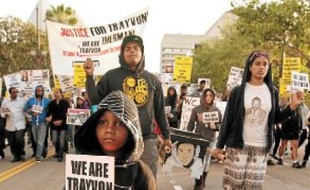 Une manifestation en hommage à Trayvon Martin, lundi, à Los Angeles.