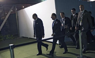 François Hollande suivi par ses gardes du corps, le 20 juin 2012, à Rio de Janeiro (Brésil).