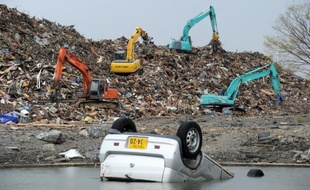 Dix, vingt ans ou même plus d'un siècle de déchets habituels cumulés dans les villes du littoral nord-est du Japon en une seule journée, le 11 mars 2011. Dix mois plus tard, il reste des monceaux à traiter, une tâche rendue plus rude par la radioactivité.