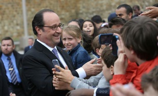 François Hollande au milieu d'enfants le 18 juin 2016 au Mon Valérien à Suresnes