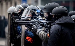 Des policiers et un LBD lors d'une manifestation de "gilets jaunes" à Paris. (Illustration)