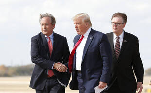 Donald Trump serre la main du ministre de la justice du Texas Ken Paxton le 20 novembre 2019.