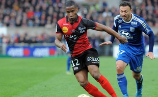 Claudio Beauvue, qui devance ici Steed Malbranque, s'est totalement révélé la saison passée avec Guingamp.