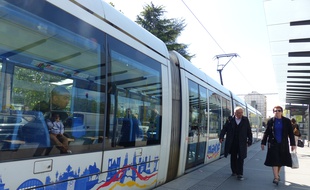 Le SDF menaçait les passagers du tramway avec une arme de poings factice pour se faire remettre des cigarettes. (illustration)
