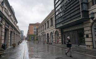 Dans une rue commerçante de Wuhan, le 26 janvier 2020.