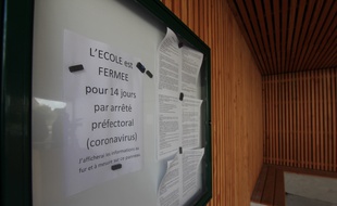 Une affichette sur l'école publique de Crac'h (Morbihan), commune touchée par le coronavirus où les écoles sont fermées.