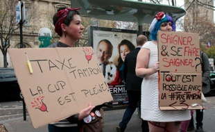 Des manifestantes réclament la baisse des taxes sur les produits d'hygiène féminine, le 11 novembre 2015 à Paris