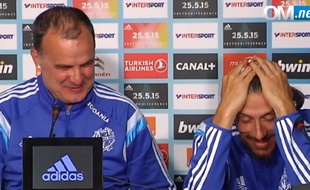 Marcelo Bielsa et son traducteur, Fabrice Olszewski, en conférence de presse