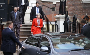 Theresa May quitte les locaux du parti conservateur, le 9 juin 2017.