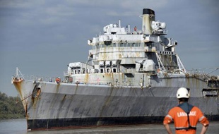 Le navire-école Jeanne d'Arc à son arrivée au port de Bassens le 14 octobre 2014